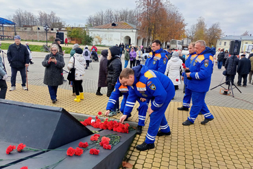Возложение цветов к мемориалу