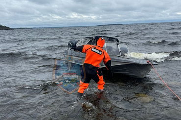 Спасатели провели эвакуацию с Ладожского озера