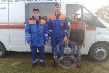 Спасатели вывели женщину из леса