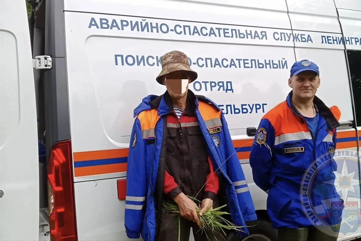 Спасатели вывели мужчину из леса