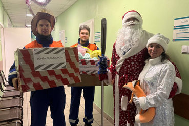 Спасатели поздравляют маленьких пациентов