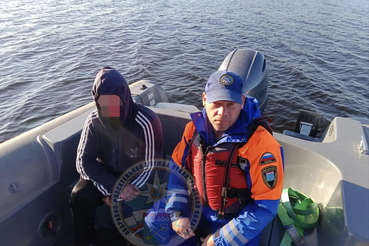 Спасатели эвакуировали мужчину с острова