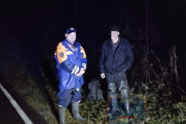 Спасатели вывели мужчину из леса