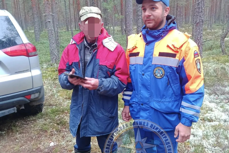 Спасатели вывели мужчину из леса