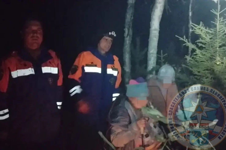 В Волховском районе спасатели вывели из леса двух заблудившихся женщин