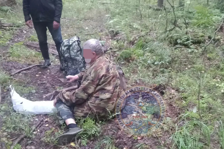 Мужчина повредил в лесу ногу: требуется эвакуация