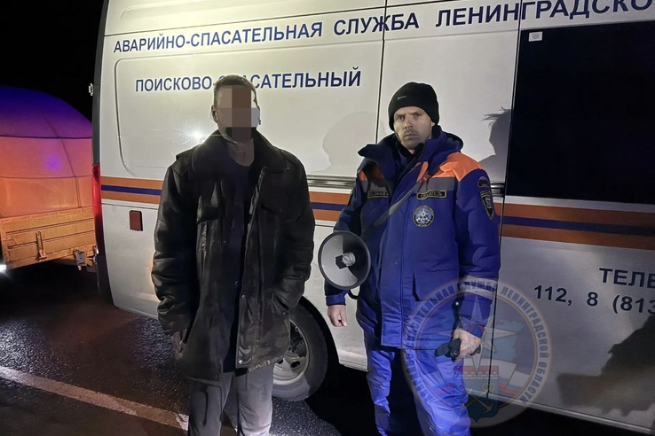 Спасатели вывели мужчину из леса